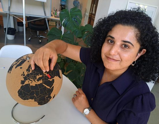 Hanan Jasim Khammas, durant la sessió fotogràfica a la casa Arimon, de Sabadell | © Plàcid Garcia-Planas
