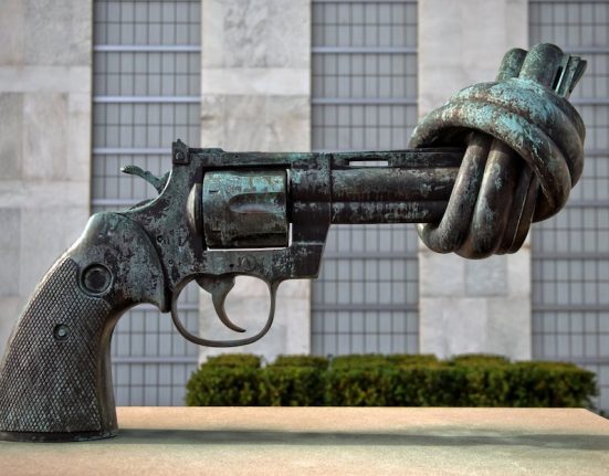 Escultura No-violència de Carl Fredrik Reuterswärd (Malmö, Suècia)