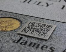 Imatge d'una làpida amb un codi QR