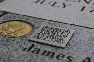Imatge d'una làpida amb un codi QR