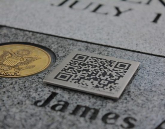 Imatge d'una làpida amb un codi QR