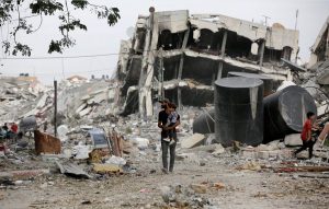 Un pare camina per Gaza amb el seu fill