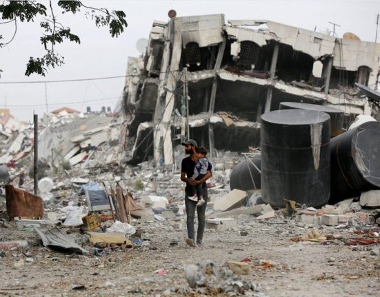 Un pare camina per Gaza amb el seu fill