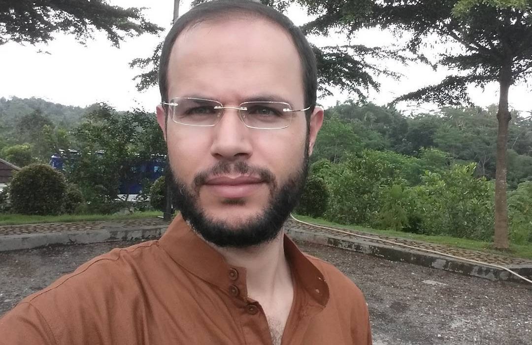 Autofoto del poeta Refaat Alareer