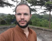 Autofoto del poeta Refaat Alareer