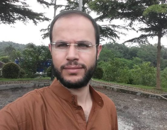 Autofoto del poeta Refaat Alareer