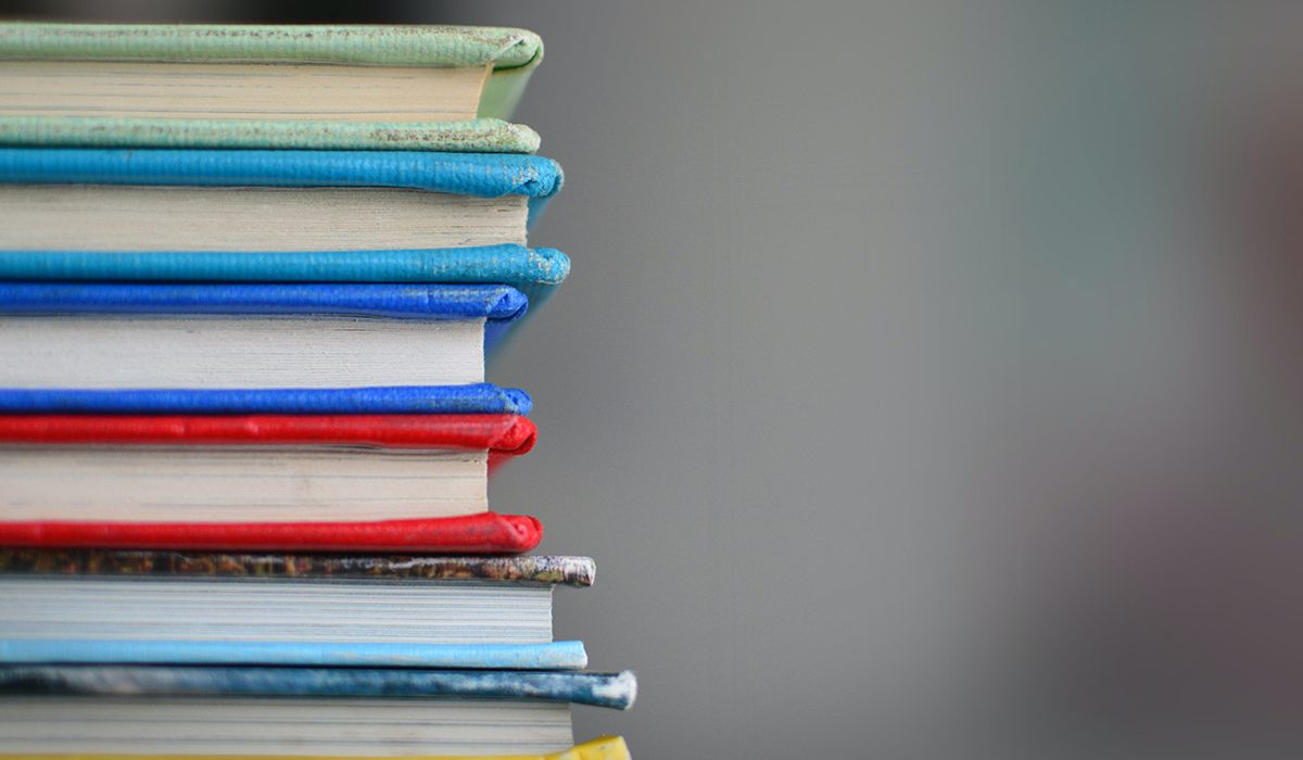 Imatge d'una pila de llibres | © Kimberly Farmer - Unsplash