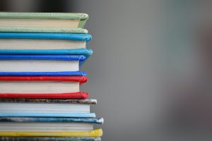 Imatge d'una pila de llibres | © Kimberly Farmer - Unsplash