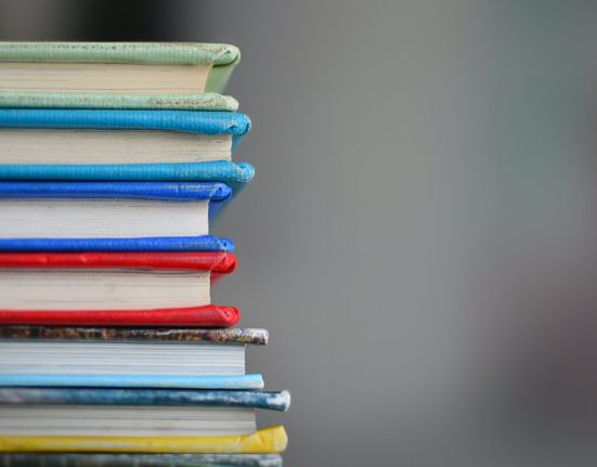 Imatge d'una pila de llibres | © Kimberly Farmer - Unsplash