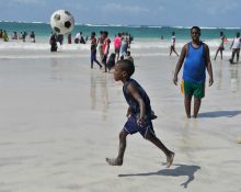 Persones jugant en la platja de Lido, a Mogadishu, Somalia