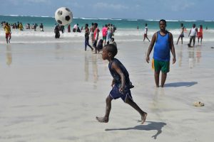Persones jugant en la platja de Lido, a Mogadishu, Somalia