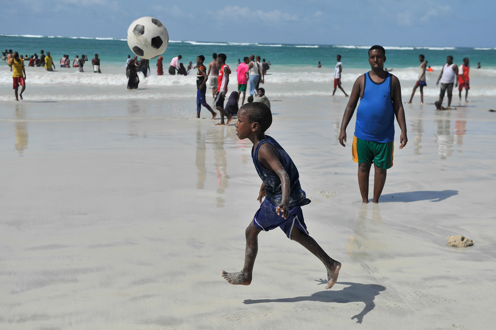 Persones jugant en la platja de Lido, a Mogadishu, Somalia