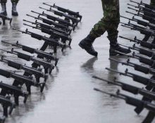 Fileres d'armes recolzades en el terra