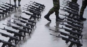 Fileres d'armes recolzades en el terra