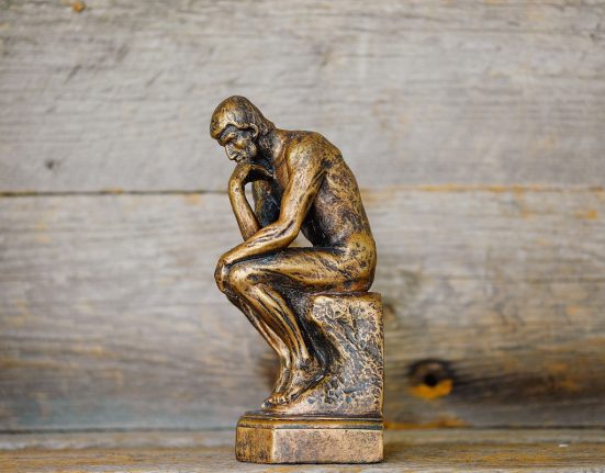 Petita escultura del Pensador d'Auguste Rodin | © Kenny Eliason. Unsplash