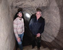Axel Baiget, a l'interior d'un dels túnels, amb el seu actual propietari