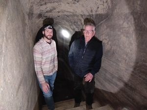 Axel Baiget, a l'interior d'un dels túnels, amb el seu actual propietari