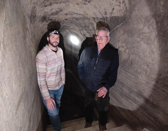 Axel Baiget, a l'interior d'un dels túnels, amb el seu actual propietari | © Xavier Pete Vega
