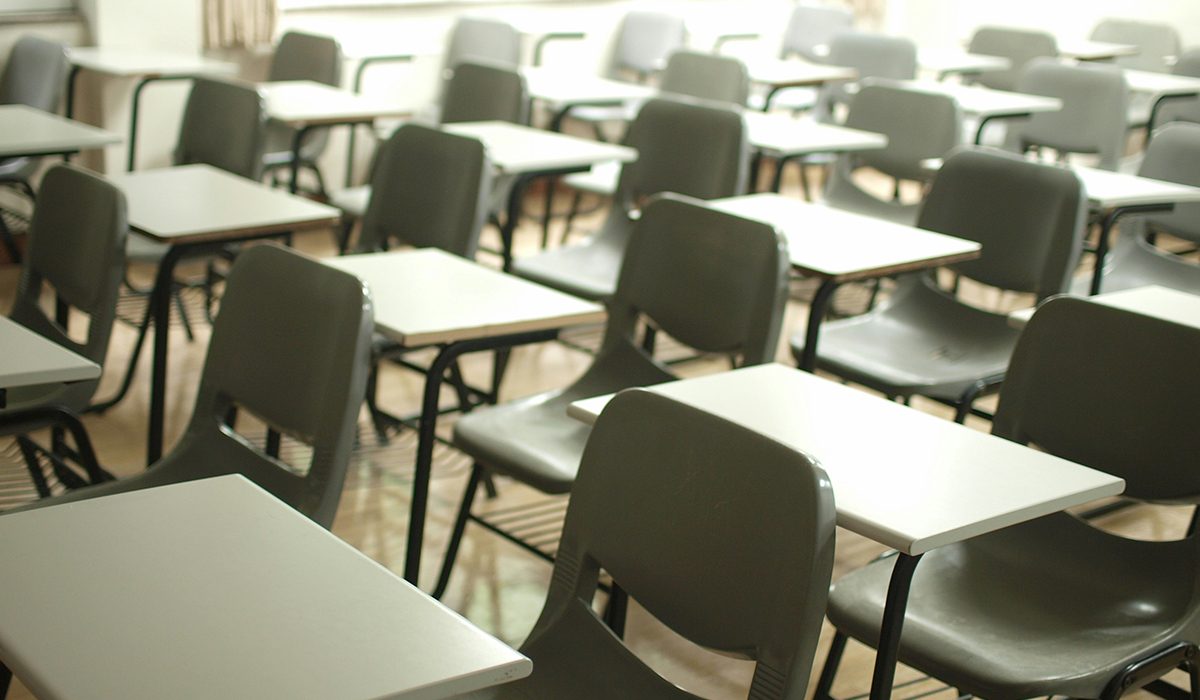 Aula de secundària amb les taules separades
