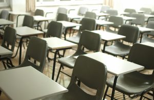 Aula de secundària amb les taules separades