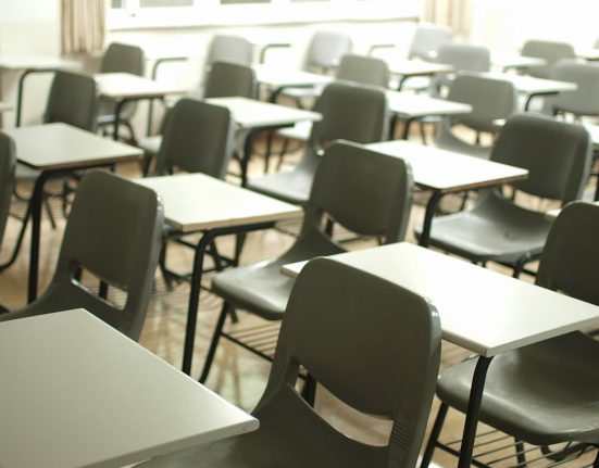 Aula de secundària amb les taules separades