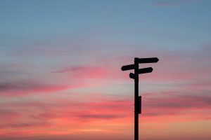 Senyal que indica diferents camins en una bifurcació
