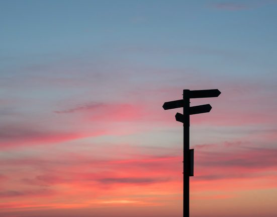 Senyal que indica diferents camins en una bifurcació | © Javier Allegue Barros - Unsplash