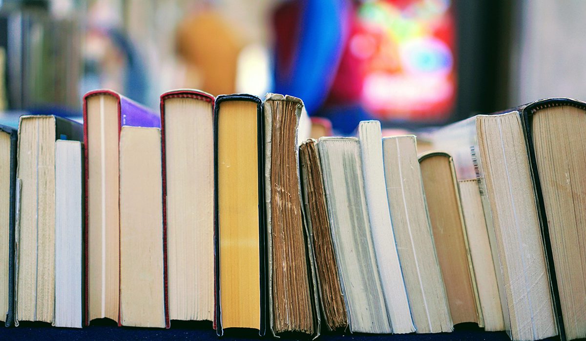 Prestatge amb llibres | © Tom Hermans - Unsplash