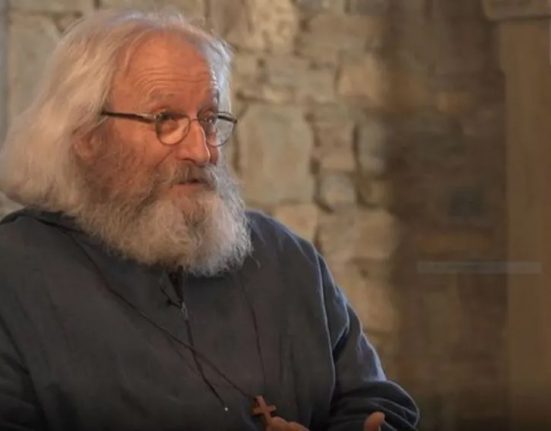 Fotograma de l'entrevista a l'ermità Marcel Capellades a Els signes dels temps