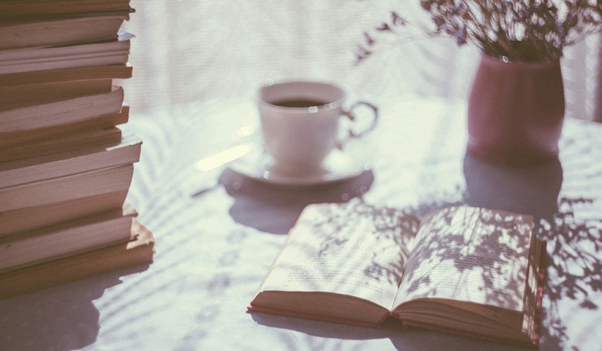 Lectura amb una tassa de cafè | © Freestocks – Unsplash