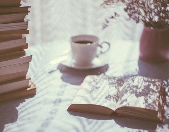 Lectura amb una tassa de cafè | © Freestocks – Unsplash