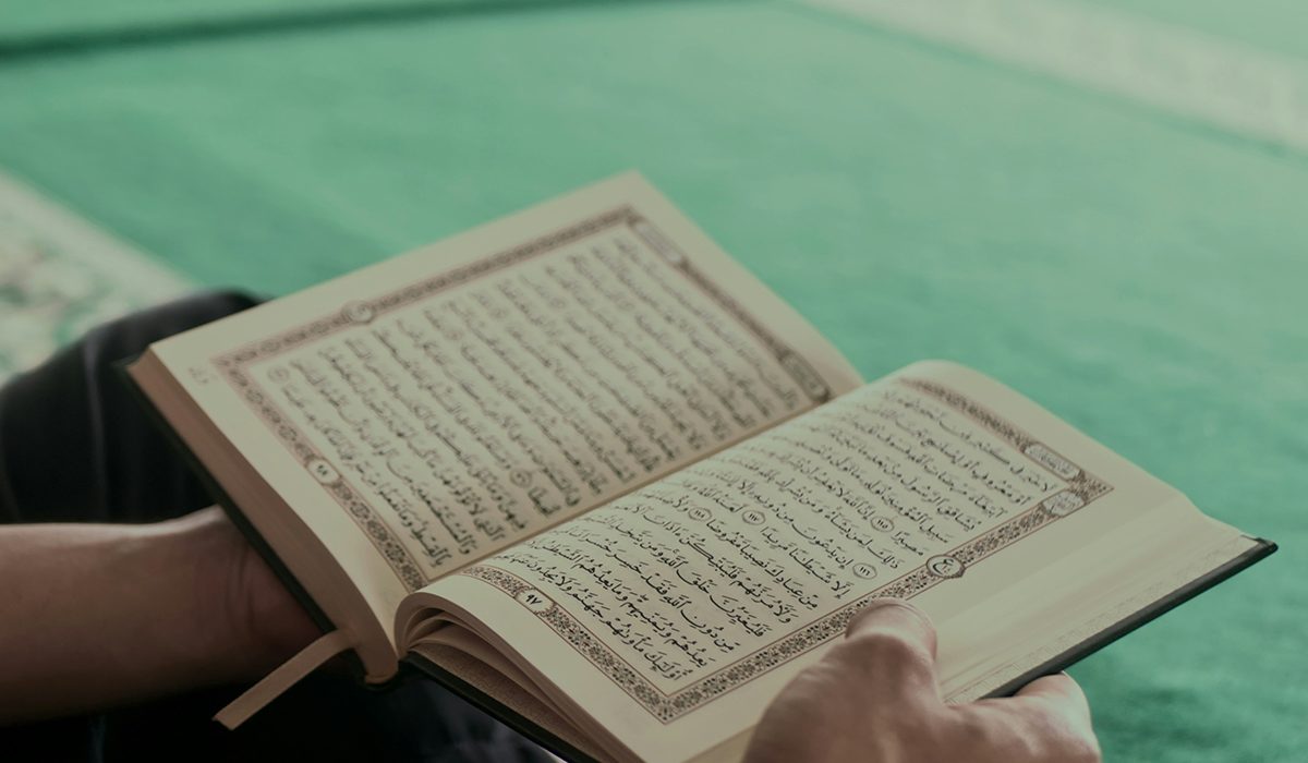 Una persona llegint l'Alcorà | © Masjid Pogung Dalangan - Unsplash