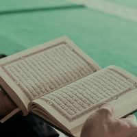 Una persona llegint l'Alcorà | © Masjid Pogung Dalangan - Unsplash
