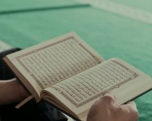Una persona llegint l'Alcorà | © Masjid Pogung Dalangan - Unsplash