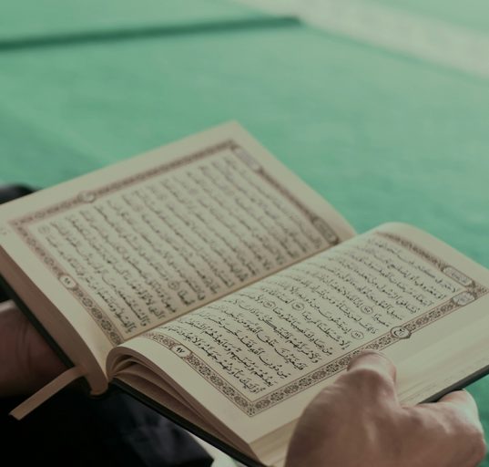 Una persona llegint l'Alcorà | © Masjid Pogung Dalangan - Unsplash