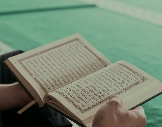 Una persona llegint l'Alcorà | © Masjid Pogung Dalangan - Unsplash