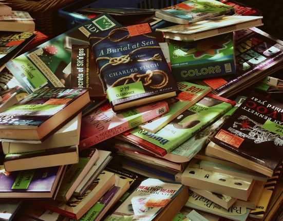 Muntanya de llibres | © Hans-Jürgen Weinhardt - Unsplash