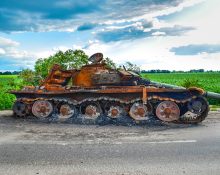 Un tanc explotat enmig de la carretera, en el camp