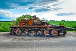 Un tanc explotat enmig de la carretera, en el camp