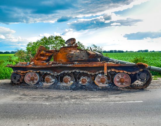 Un tanc explotat enmig de la carretera, en el camp | © Dmitry Bukhantsov - Unsplash