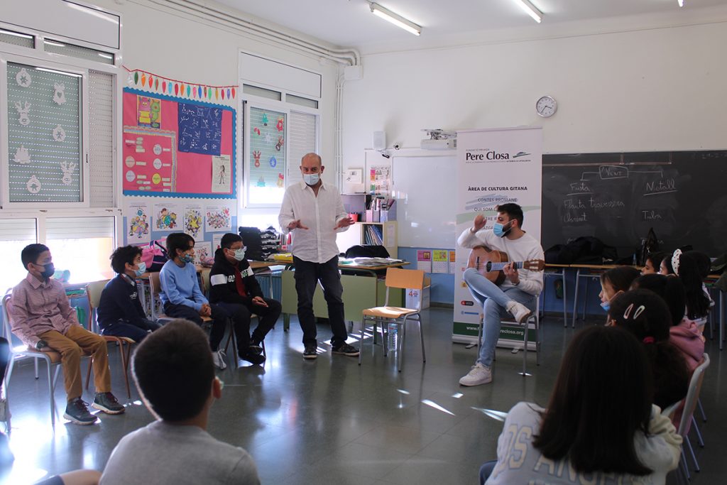 Nens i nenes gitanos en un aula a Santa Coloma de Gramenet | © Fundació Pere Closa