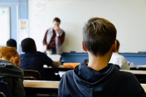 Imatge d'una aula escolar durant la clase