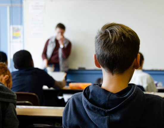 Imatge d'una aula escolar durant la clase