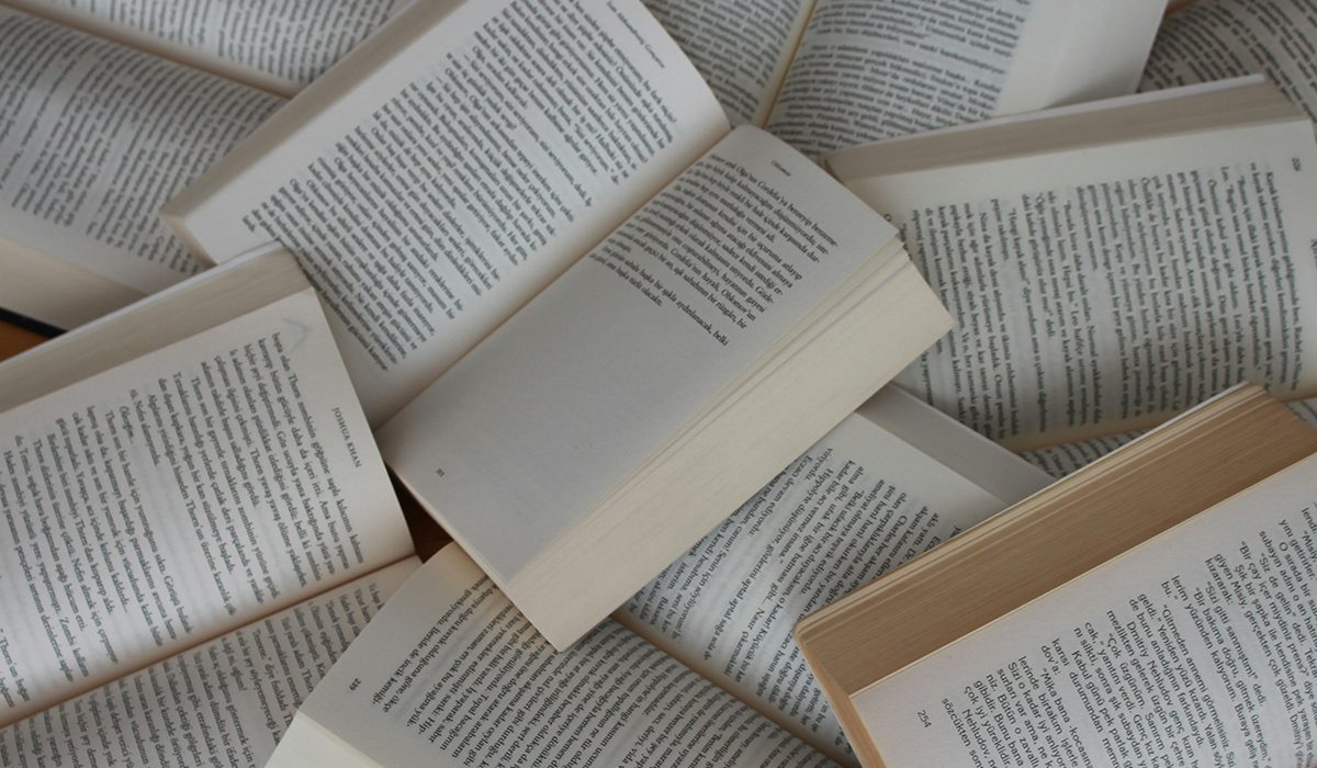 Una pila de llibres oberts, uns damunt dels altres | © Gülfer Ergín – Unsplash