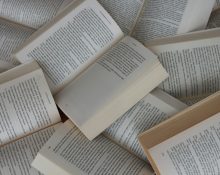 Una pila de llibres oberts, uns damunt dels altres