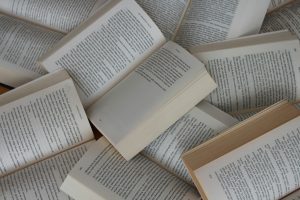 Una pila de llibres oberts, uns damunt dels altres