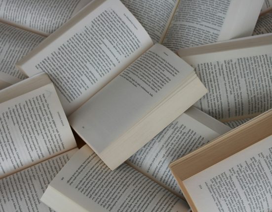 Una pila de llibres oberts, uns damunt dels altres | © Gülfer Ergín – Unsplash