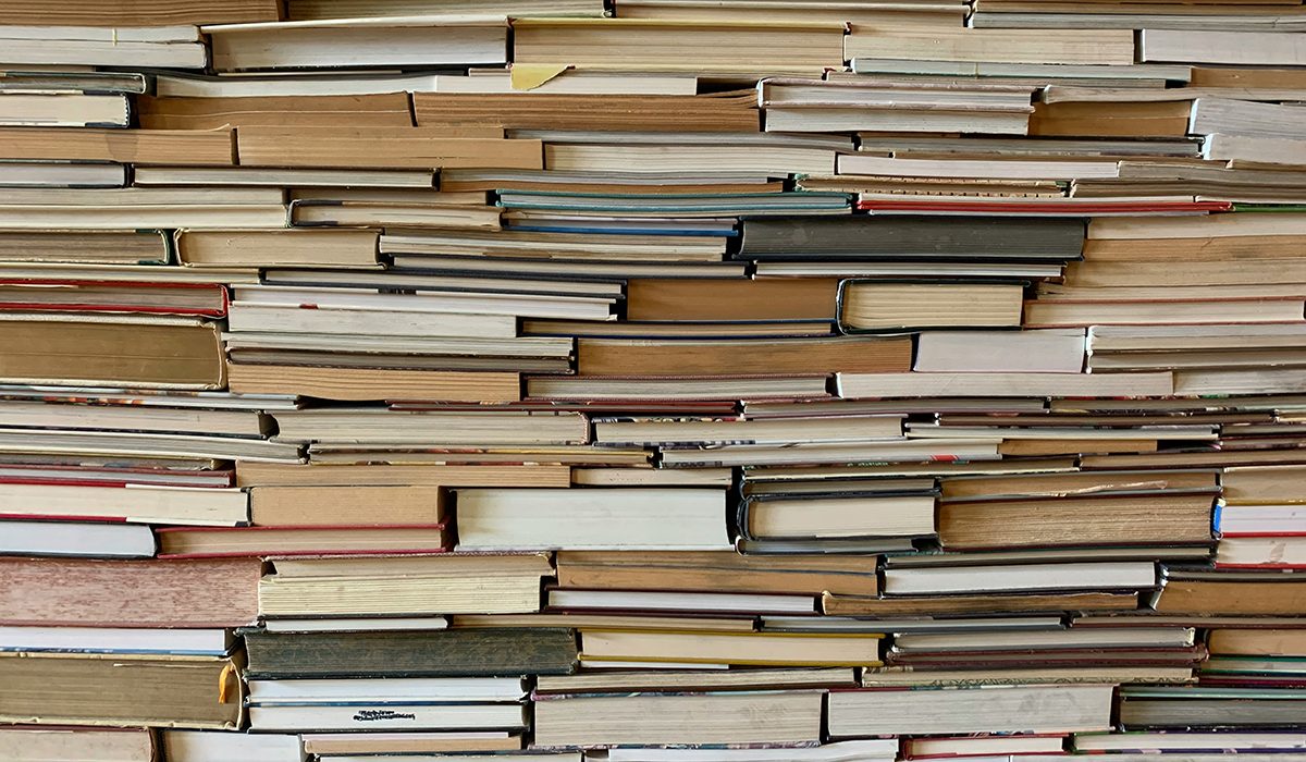 Una paret de llibres amuntegats | © Tim Wildsmith - Unsplash
