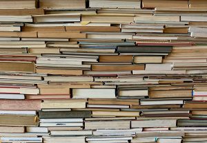 Una paret de llibres amuntegats