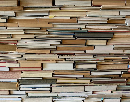 Una paret de llibres amuntegats | © Tim Wildsmith - Unsplash
